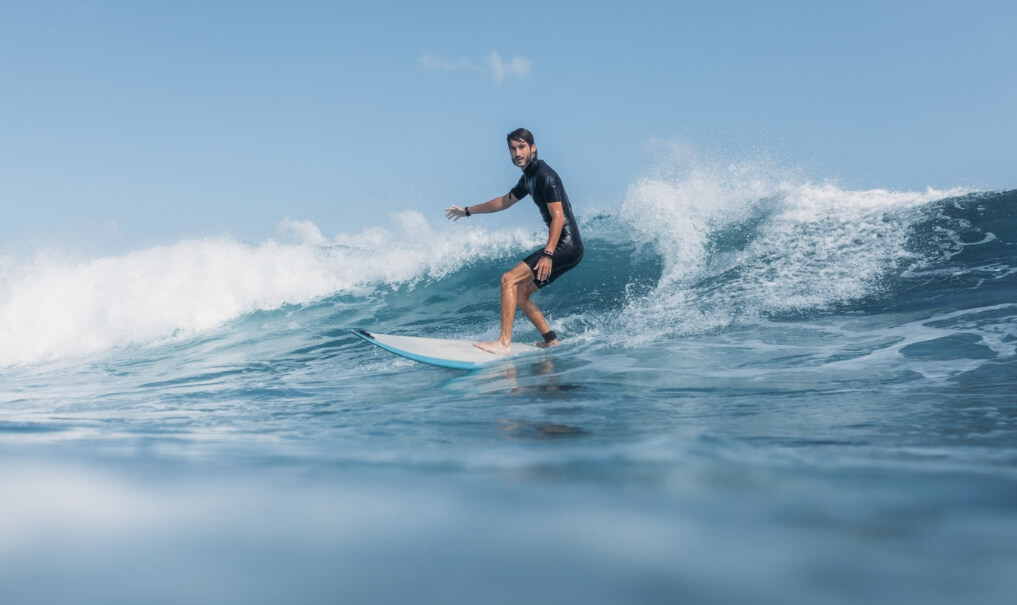 sports-man-surfing-wave-on-surf-board-in-ocean-7L8FT7J